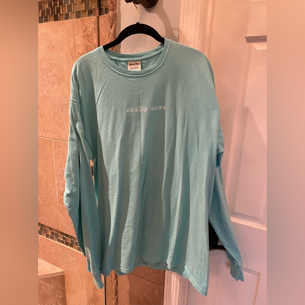 Shelly Cove long sleeve tee. Size L. Gently worn.
